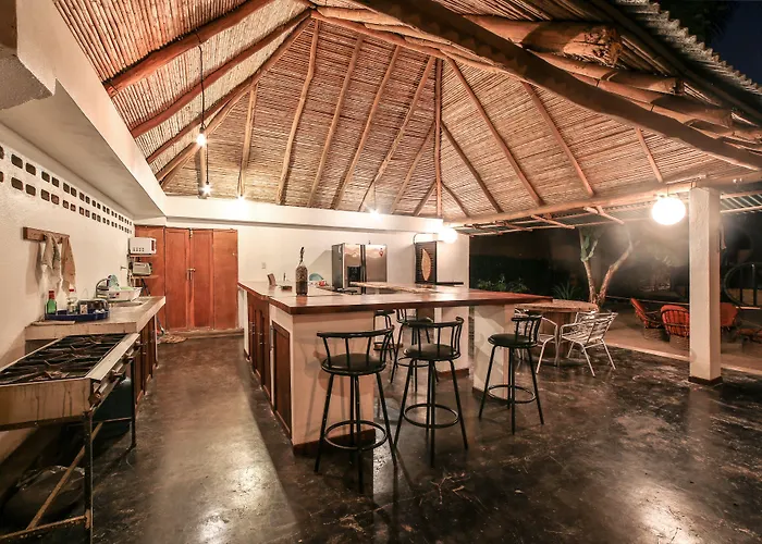 Pipe House Hostel Playa Grande